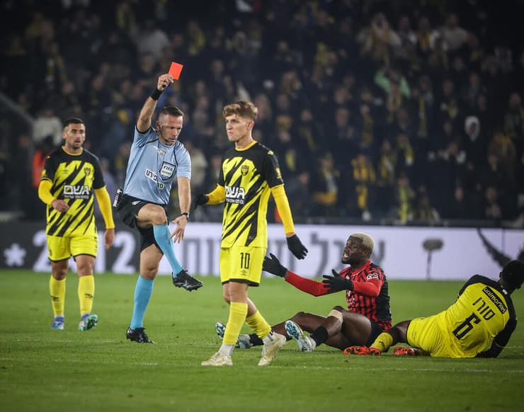 אוראל גרינפלד מרחיק את שחקן הפועל ירושלים איבה רנסום