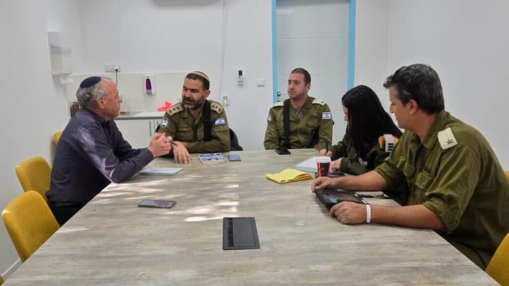 "מקווים שתתקבל החלטה בהקדם". פגישת ראש מועצת צור הדסה עם אנשי פיקוד העורף (צילום: דוברות צור הדסה, דניאל זיו) תומר מוסקוביץ בפגישה עם אל"מ יגאל דהן