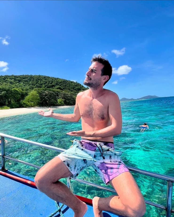 אוהד הנווד במהלך שלושה ימי הפלגה בין איי הפיליפינים