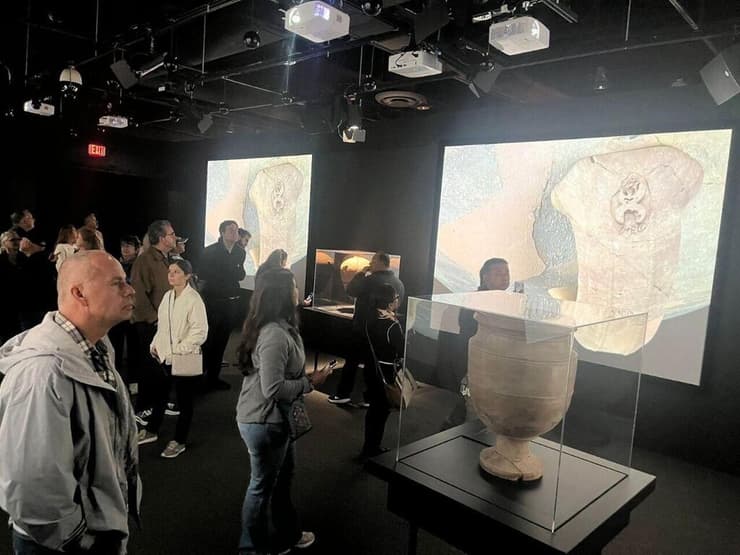 התערוכה בקליפורניה