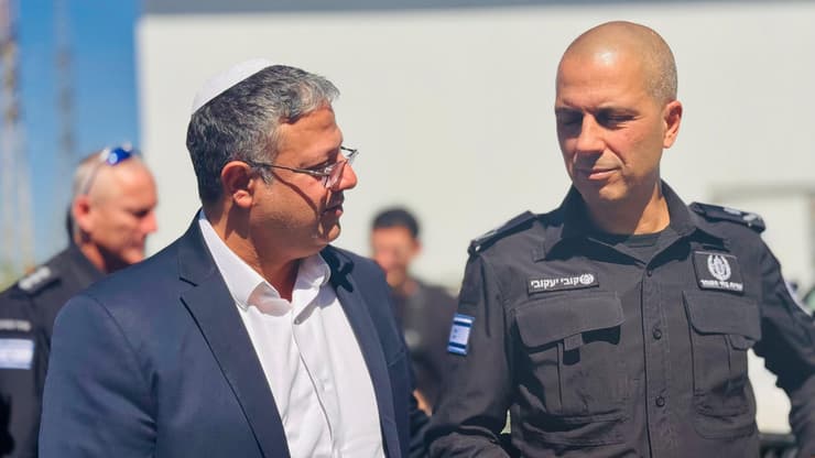 בן גביר ויעקובי. בשב"ס - טביעת האצבע החזקה (מתוך הטוויטר של איתמר בן גביר) איתמר בן גביר וקובי יעקובי