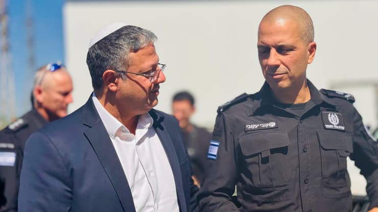 השר בן גביר ונציב שב"ס. "דין המרגלים האיראנים כדין הנוחבות" (מתוך הטוויטר של איתמר בן גביר) איתמר בן גביר וקובי יעקובי