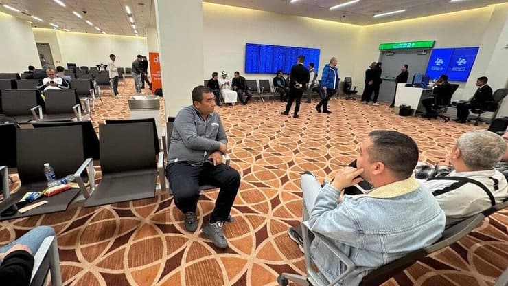 אזרחי אוזבקיסטן בשדה התעופה באיחוד האמירויות לאחר שסורבו כניסה