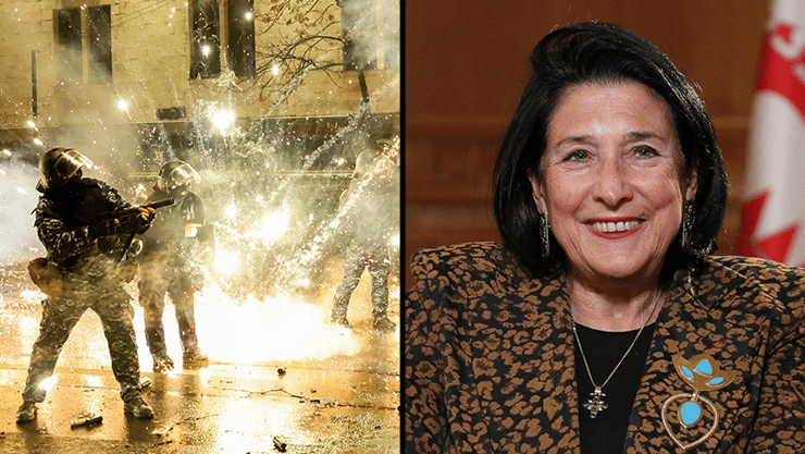 "מסתכלים על העולם". נשיאת גאורגיה סלומה זורבישווילי והמחאה בטביליסי (צילום: Giorgi ARJEVANIDZE / AFP, רויטרס/REUTERS/Irakli Gedenidze) גאורגיה מפגינים ב טביליסי נשיאת גאורגיה סלומה זורבישווילי