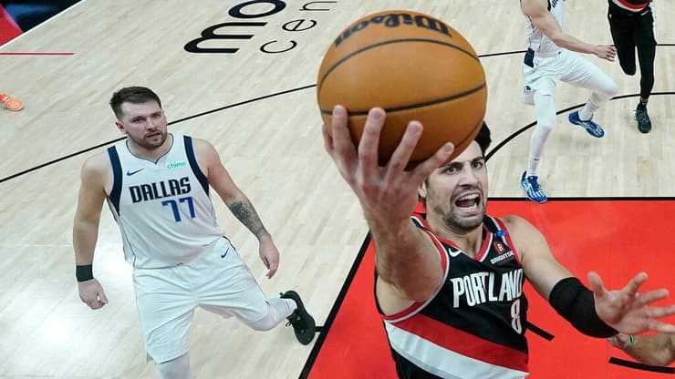 התעלה במאני טיים. לוקה דונצ'יץ' מסתכל על דני אבדיה בדרך לסל (Soobum Im / AFP) שחקן פורטלנד טרייל בלייזרס דני אבדיה מול לוקה דונצ'יץ'