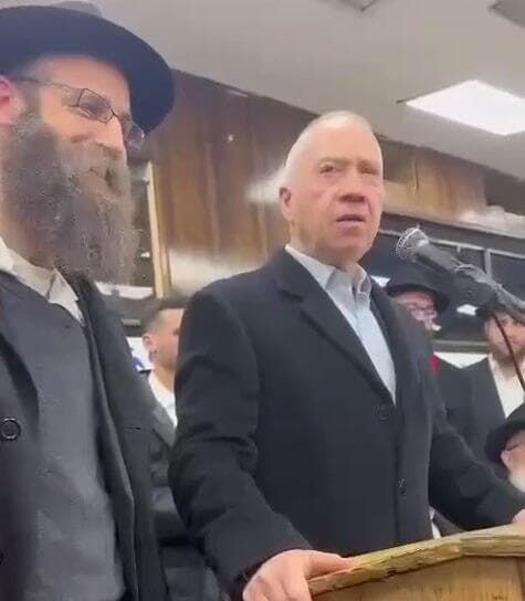 "הדבר הזה לא יכול היה לקרות בלי האמונה של עם ישראל". גלנט במטה חב"ד בברוקלין (מתוך X) יואב גלנט, שר הבטחון לשעבר במטה חב"ד בברוקלין