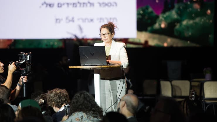 ליאת אצילי בכנס. לא הותירה עין אחת יבשה (צילום: שרון אליאסי) ליאת אצילי בכנס "תתארו לכם"