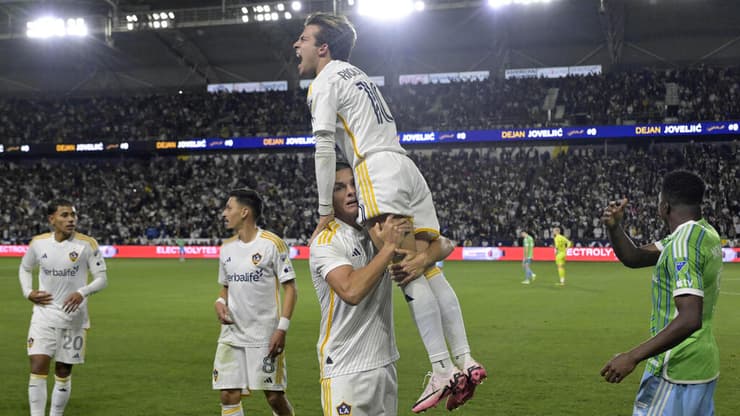 ריקי פוץ' חוגג עם כובש השער דיאן יובלייץ' 