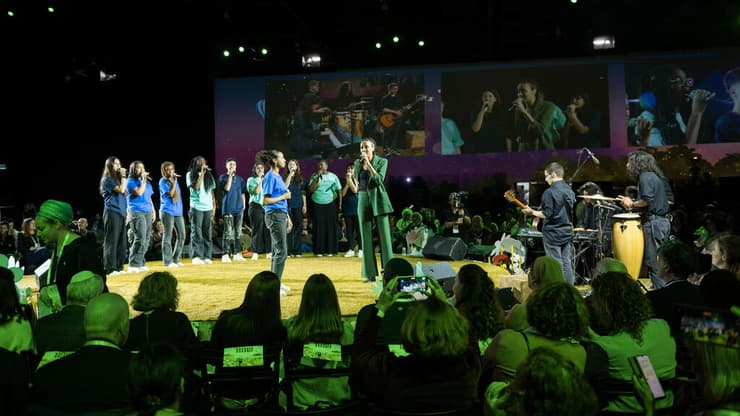 אסתר רדא ו"ילדי המוזיקה" (צילום: שרון אליאסי) אסתר רדא והילדים