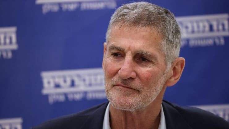 יאיר גולן ניצב לצד הגרי: "דובר צה"ל אומר שהקואליציה פוגעת בביטחון המדינה" (צילום: אלכס קולומויסקי) יאיר גולן