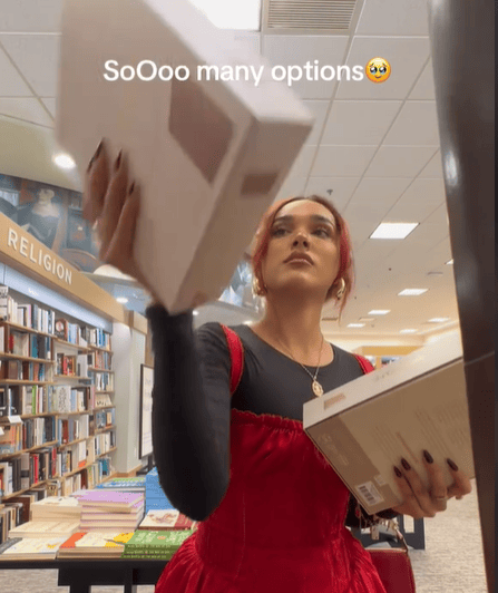 משפיענית הרשת סלי ואסקז קונה את התנ"ך הראשון שלה