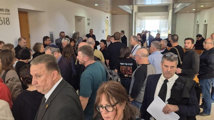 הדיון בבית המשפט, הבוקר (צילום: נחום סגל) דיון הגשת כתב אישום כנגד ארבעת החשודים בפרשת ירי הנורים לעבר בית נתניהו בקיסריה - ביהמ"ש המחוזי בחיפה