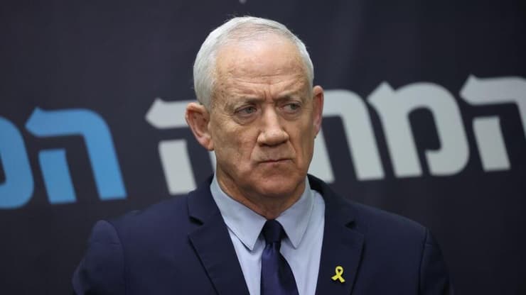 "חיילינו פועלים ב-7 חזיתות, נתניהו חזר לשמינית - פגיעה בדמוקרטיה". גנץ (צילום: אלכס קולומויסקי ) ישיבת סיעה המחנה הממלכתי