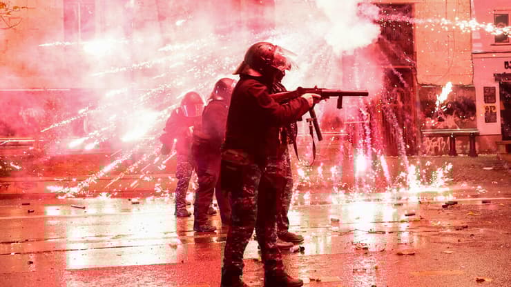 המחאות בטביליסי (צילום: Giorgi ARJEVANIDZE / AFP) גאורגיה מפגינים ב טביליסי