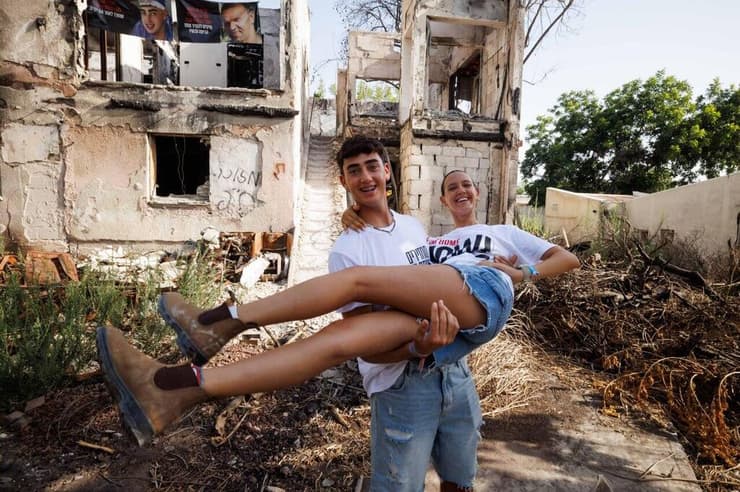 אופיר אנגל ובת זוגו יובל שרעבי