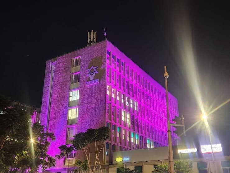 בניין הסוכנות היהודית מואר בסגול