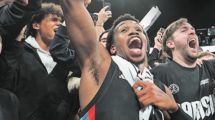 כוכב פריז טי-ג'יי שורטס בטירוף עם האוהדים אחרי עוד ניצחון