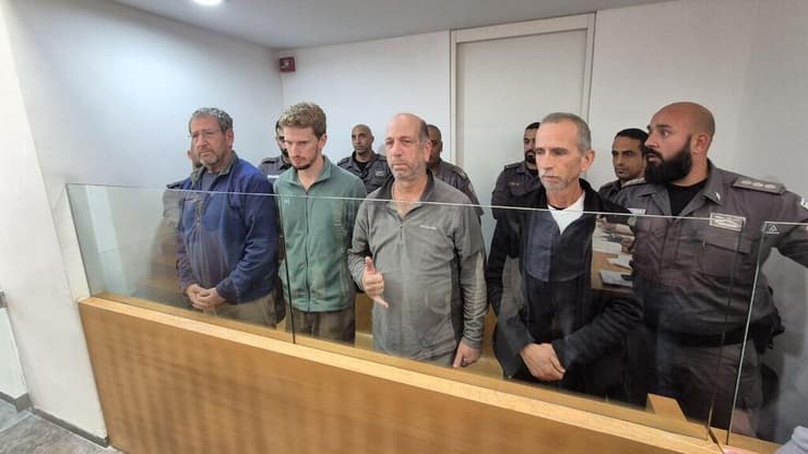 ארבעת הנאשמים בדיון בבית המשפט, הבוקר (צילום: ליאור אל-חי) דיון הגשת כתב אישום כנגד ארבעת החשודים בפרשת ירי הנורים לעבר בית נתניהו בקיסריה - ביהמ"ש המחוזי בחיפה