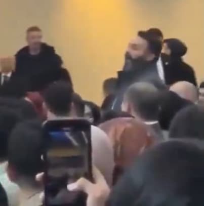 מפגין נגד נשיא רג'פ טאיפ ארדואן בטענה שהוא ממשיך לקים קשרי סחר עם ישראל