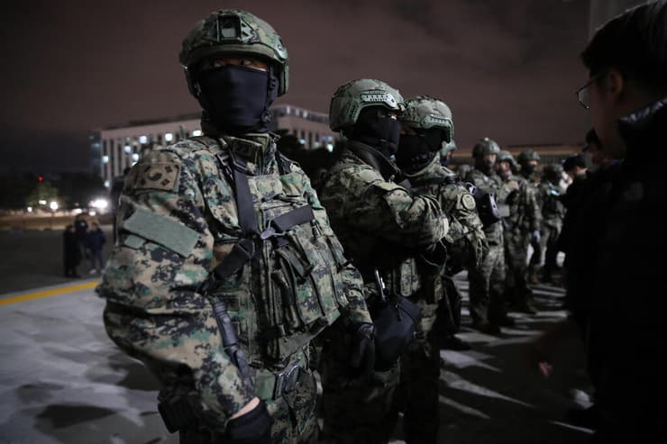 שעות דרמטיות הגיעו לסיומן עם ביטול המשטר הצבאי (צילום: Chung Sung-Jun/Getty Images) כוחות צבא מחוץ לבניין האספה הלאומית ה פרלמנט של דרום קוריאה סיאול
