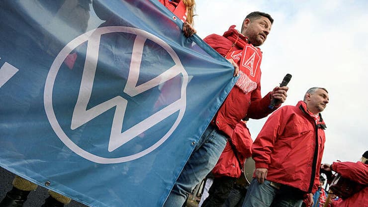 "אנחנו מוכנים להפגין ולצעוד לאורכה ורוחבה של כל גרמניה" (צילום: רויטרס) הפגנת עובדי Volkswagen נגד סגירת מפעלים בגרמניה