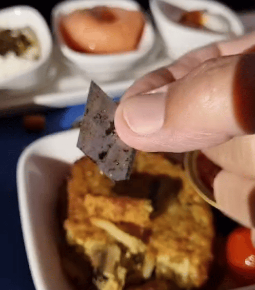 שבר סכין במנת שהוגשה בטיסת אל על