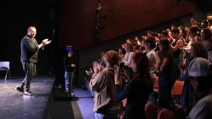 קווין ספייסי מעביר סדנת אמן בניסן נתיב (צילום: משה מזרחי) קווין ספייסי מעביר סדנת אמן בניסן נתיב