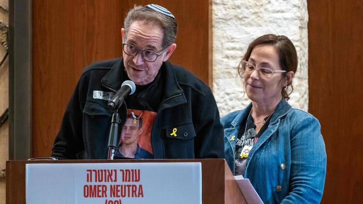 אורנה ורונן נאוטרה, ההורים של עומר נאוטרה ז"ל בטקס לזכרו בלונג איילנד