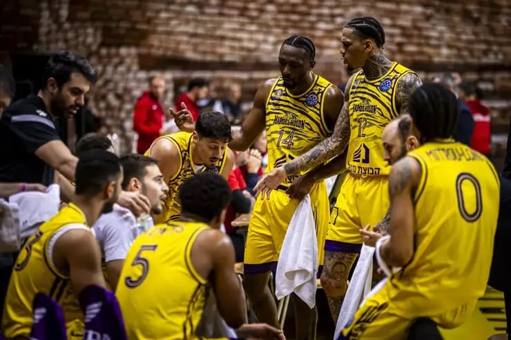 גודס גאה בבחורים (צילום: אתר פיב"א) הפועל חולון וירצבורג