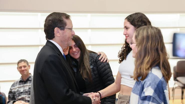 הנשיא הרצוג נפגש עם אלונה רוסו ויעל עידן