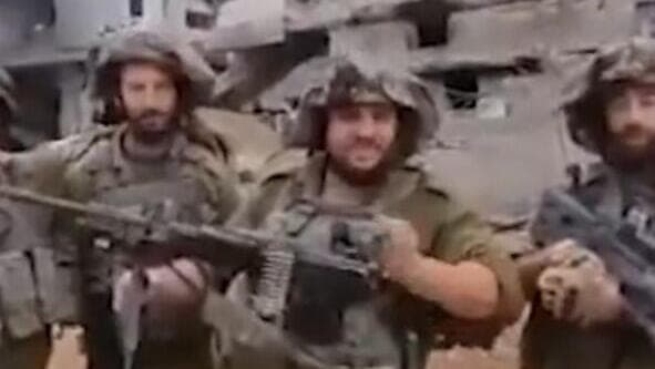 תיעוד של חייל פונה לנתניהו מתוך הרצועה: "שמעת, ביבי? לכבוש, לגרש ולהתיישב" (מתוך אתר הוושינגטון פוסט) סרטוני החיילים מרצועת עזה שפורסמו בוושינגטון פוסט