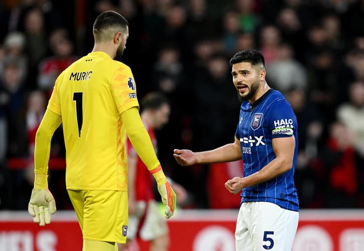 הקפטן היחיד שלא ענד את הסרט המיוחד. מורסי (מימין)