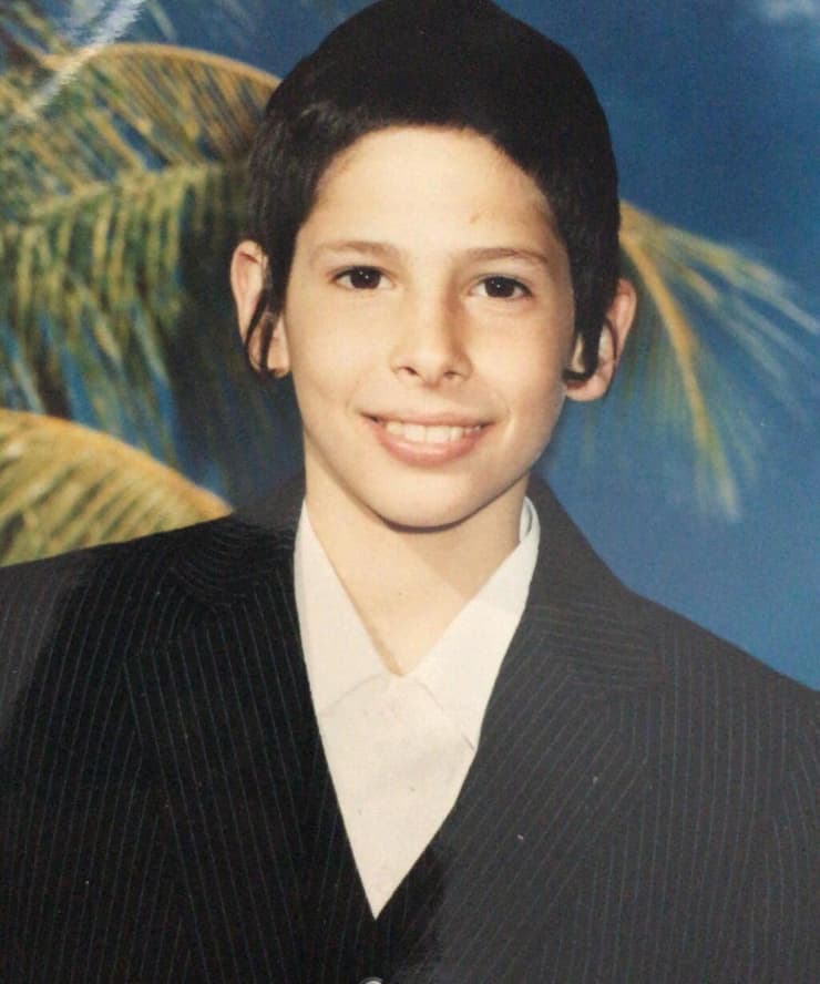 מיכה בילדותו. "החברים בכיתה לא עזרו לי בכלל" (צילום: אלבום פרטי) מיכה בילדותו