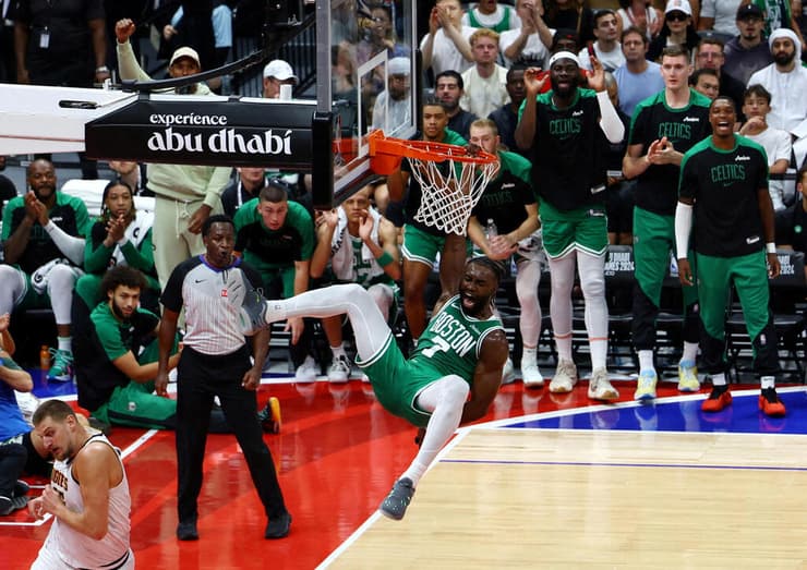שחקן בוסטון סלטיקס ג'רו הולידיי מטביע במשחק ראווה שנערך באולם באבו דאבי