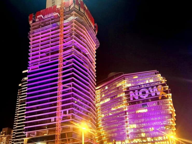 בניין טוהא בתל אביב מואר בסגול לציון היום הבינ"ל לזכויות אנשים עם מוגבלות