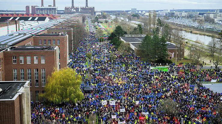 הפגנת עובדי Volkswagen נגד סגירת מפעלים בגרמניה (צילום: רויטרס) הפגנת עובדי Volkswagen נגד סגירת מפעלים בגרמניה