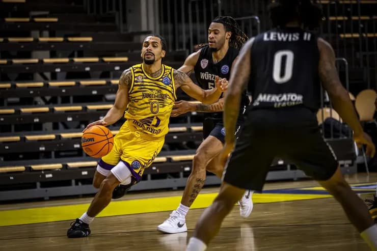 סיים בלי נקודות. אלייז׳ה מיטרו-לונג (צילום: אתר פיב"א) הפועל חולון וירצבורג אלייז׳ה מיטרו-לונג