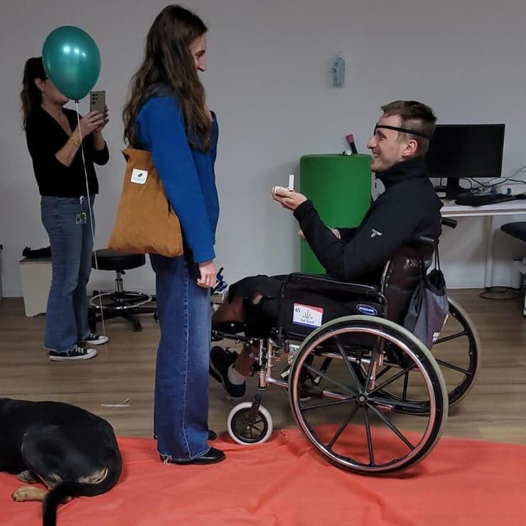 היא אמרה כן. לב וסתיו בשיבא (צילום: באדיבות המצולמים) לב פודביצקי סתיו טולדו הצעת נישואין בשיקום בשיבא