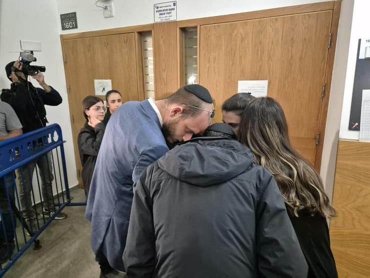 משפחתו של אלי פלדשטיין מקבלת עדכון מעורכת הדין במהלך הדיון בהארכת מעצרו