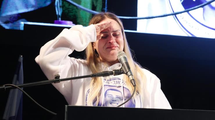 דודתו של עומר נאוטרה ז"ל בערב שרים לשובם בכיכר החטופים