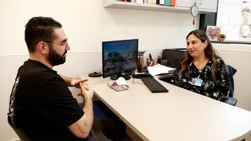 "את יודעת שאני לא קורא לעצמי גיבור". תימור כהן ששון עם ד"ר שיר שבת (צילום: ירון שרון) מרכז השיקום ע"ש גנדל בהדסה הר הצופים