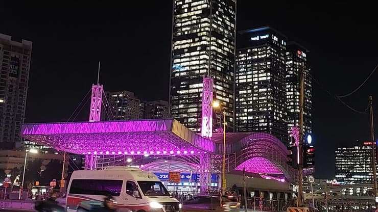 תחנת רכבת השלום בתל אביב מוארת בסגול לציון היום הבינ"ל לזכויות אנשים עם מוגבלות