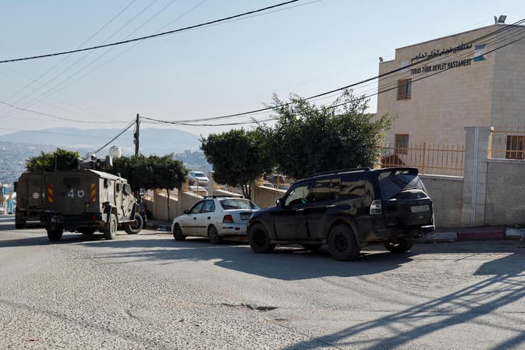 הכוחות בבית החולים בטובאס (צילום: REUTERS/Raneen Sawafta) טובאס