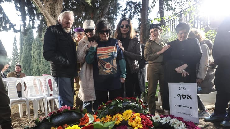 משפחתו של אסף דגן בהלווייתו. "סליחה שלא הצלחנו לשמור עליך" (צילום: גיל נחושתן) הלוויתו של רס״ן במיל אסף דגן ז״ל