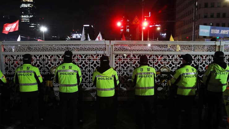 שוטרים מחוץ לבניין הפרלמנט (צילום: Chung Sung-Jun/Getty Images) שוטרים מחוץ לבניין האספה הלאומית ה פרלמנט של דרום קוריאה סיאול