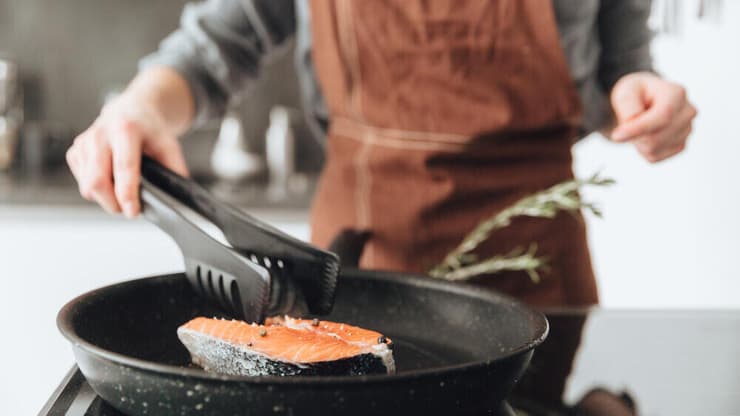 דקה אחת יותר מדי יכולה להרוס (צילום: shutterstock) דג במחבת