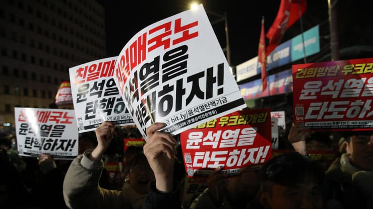 מהמחאה מחוץ לבניין הפרלמנט (צילום: Chung Sung-Jun/Getty Images) מחאה מחוץ לבניין האספה הלאומית ה פרלמנט של דרום קוריאה סיאול