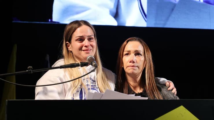 ג'ניה צוהר דודתו של עומר נאוטרה ז"ל יחד עם אמו של עידן אלכסנדר בערב שרים לשובם בכיכר החטופים