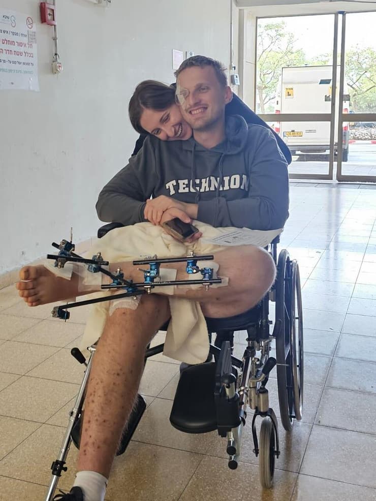 במהלך השיקום. "רוצים לחזור לשפיות" (צילום: באדיבות המצולמים) לב פודביצקי סתיו טולדו הצעת נישואין בשיקום בשיבא