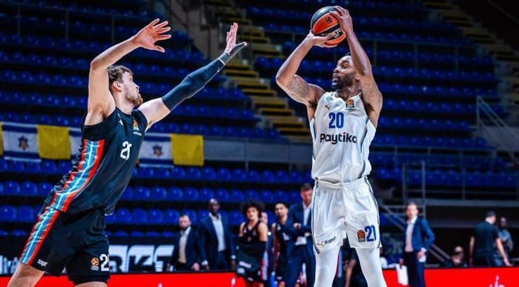 ליוואי רנדולף זורק